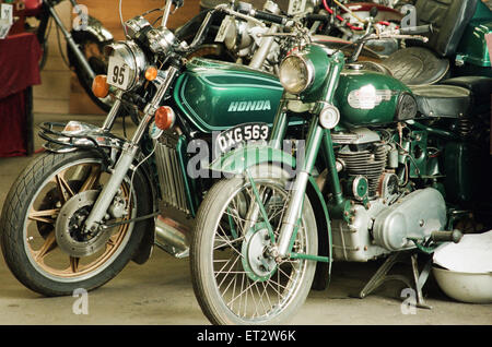 Auto und Motorrad Auktion bei Lithgow Söhne und Partner, Stokesley. Im Bild, einige der Autos und Motorräder, die unter den Hammer im heutigen Verkauf sind. 28. Juni 1995. Stockfoto