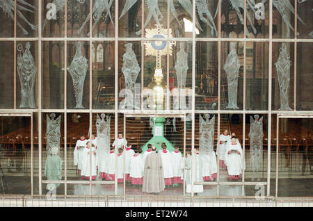 Das Kreuz und Kugel auf Coventry Cathedral im Dienst der Versöhnung, Freitag, 12. Februar 1999. 18ft vergoldet Stahl und Kupfer Kreuz ist gebaut von Alan Smith - offiziell für die Menschen in Dresden präsentiert werden. im nächsten Jahr. Die heutige se. Stockfoto