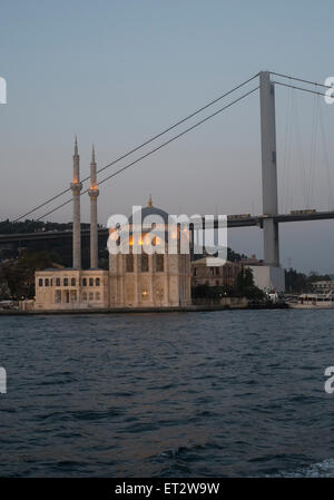 Istanbul, Türkei, Blick auf die Ortaköy-Moschee und die Bosporus-Brücke am Abend Stockfoto