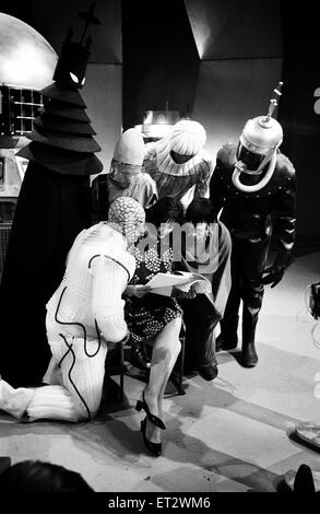 Verity Lambert am Set von Doctor Who, wo "die Bestien von UGH (Vereinigte galaktische zentrale) wurde gefilmt. Produzent Verity ist umgeben von den Tieren. 6. August 1965. Stockfoto