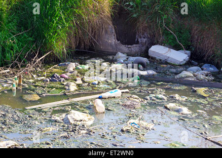 Müll auf dem Fluss schwimmen Stockfoto