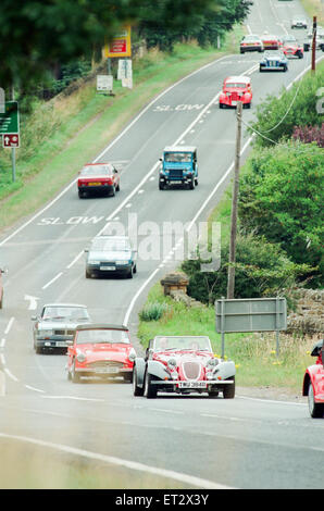 Bausatzfahrzeuge Kopf ab in einem Konvoi auf der Moor-Straße in Whitby, 6. August 1994. Stockfoto