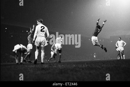 European Cup Gewinner Cup zweite Runde Rückspiel Spiel im Old Trafford. Manchester United 4 V Tottenham Hotspur 1. Torjubel für United-Spieler. 10. Dezember 1963. Stockfoto