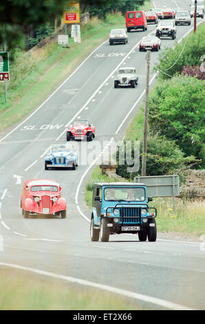 Bausatzfahrzeuge Kopf ab in einem Konvoi auf der Moor-Straße in Whitby, 6. August 1994. Stockfoto