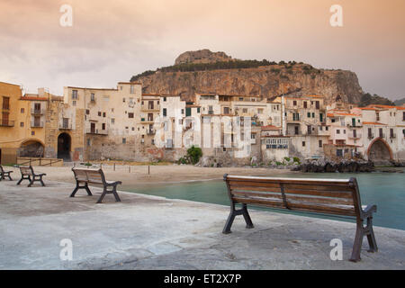 Sonnenaufgang in Cefalù, Sizilien, Italien. Es ist ein attraktiver Ferienort für historische Stadt und Meer. Stockfoto