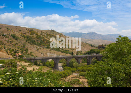 Eisenbahn-Viadukt in Randazzo, Sizilien, Italien Stockfoto