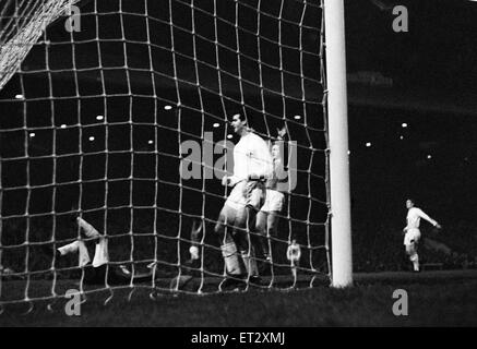 European Cup Gewinner Cup zweite Runde Rückspiel Spiel im Old Trafford. Manchester United 4 V Tottenham Hotspur 1. Aktion aus dem Spiel. 10. Dezember 1963. Stockfoto