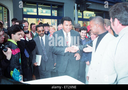 Box-Fans Schlange vor Dillions Buchhandlung in Birmingham gesehen hier Gruß Muhammad Ali in seinem Buch Unterzeichnung Tour in Großbritannien. 4. Juni 1992 Stockfoto