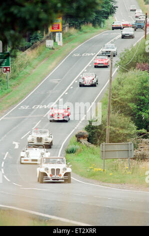 Bausatzfahrzeuge Kopf ab in einem Konvoi auf der Moor-Straße in Whitby, 6. August 1994. Stockfoto