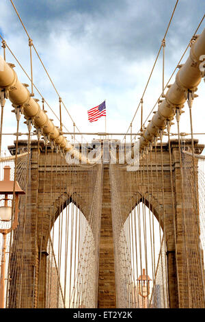 Die Brooklyn-Brücke über den East River von Manhattan nach Brooklyn. Die Brücke ist eine Hybrid Kabel-gebliebene Hängebrücke in New York City, USA Stockfoto