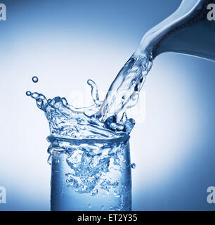 Spritzer Wasser in die Form der Krone im Glas. Stockfoto