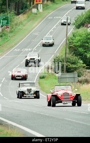 Bausatzfahrzeuge Kopf ab in einem Konvoi auf der Moor-Straße in Whitby, 6. August 1994. Stockfoto