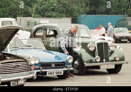 Auto und Motorrad Auktion bei Lithgow Söhne und Partner, Stokesley. Im Bild, einige der Autos und Motorräder, die unter den Hammer im heutigen Verkauf sind. 28. Juni 1995. Stockfoto