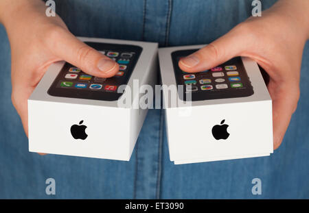 Tambow, Russische Föderation - 12. Januar 2015 zwei Apple iPhone Boxen im Womans Hände.  Studio gedreht. Stockfoto