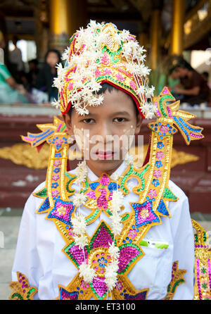 Ein Junge Burmesische in glitzernde Tracht gekleidet bei seinem kommen der Alter Zeremonie Shwedagon Pagode Yangon Myanmar Stockfoto