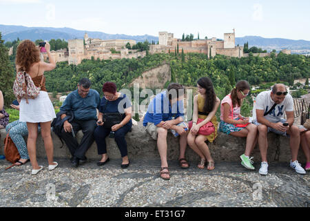 Touristen schauen in der Alhambra aus der Sicht Iglesia de San Nicolas im Stadtteil Albaicín in Granada Stockfoto