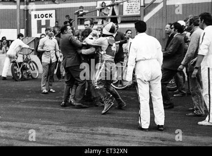 Im Belle Vue aufflammen. Beamten eilen Belle Vue Fahrer Alan Wilkinson und Leicesters Alan Cowland als die Fahrer kollidierte im Freien für alle während der Asse Spiel am Samstag zu trennen. 11. Juli 1971. Stockfoto