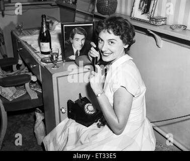 Ein Porträt von Anne Rogers in ihrer Garderobe am Tag der Verlobung. Anne Rogers wurde in Liverpool geboren und ist eine englische Schauspielerin, Tänzerin und Sängerin. 22. August 1955. Stockfoto