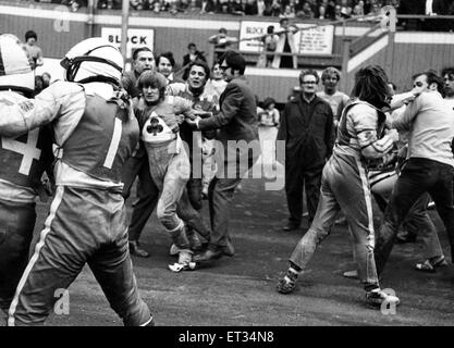 Dies war die Szene im Belle Vue, nachdem eine erstaunliche Aufflackern in der Asse-match gegen Leicester. Hier Leicester Skipper Ray Wilson (Nr. 1) hält seinen Teamkollegen Alan Cowland (Nr. 4), während Beamte Belle Vue Fahrer Alan Wilkinson zurückhalten. 11. Juli 1971. Stockfoto