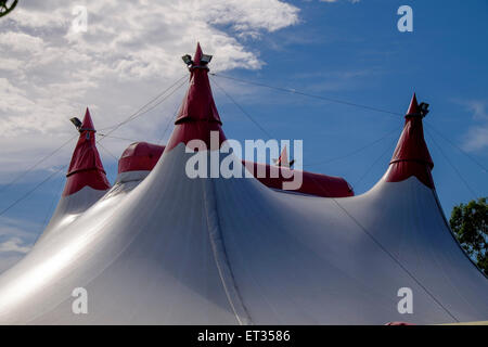 Webers Zirkus kommt in die Stadt Stockfoto