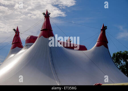 Webers Zirkus kommt in die Stadt Stockfoto