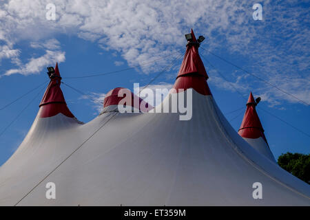 Webers Zirkus kommt in die Stadt Stockfoto