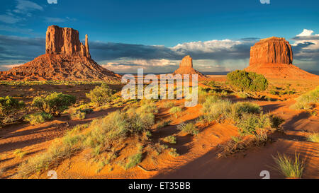 Rock Formation Monument Valley unter dem blauen Himmel, Arizona Stockfoto