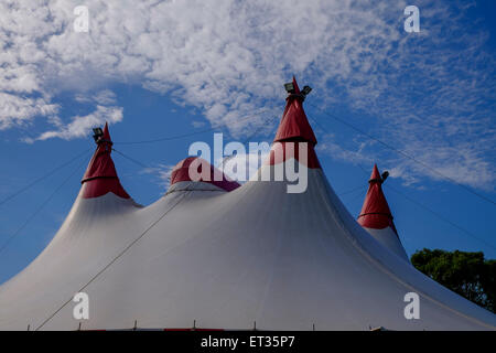 Webers Zirkus kommt in die Stadt Stockfoto