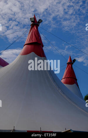 Webers Zirkus kommt in die Stadt Stockfoto