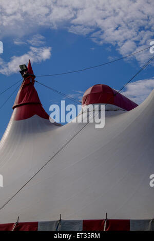 Webers Zirkus kommt in die Stadt Stockfoto