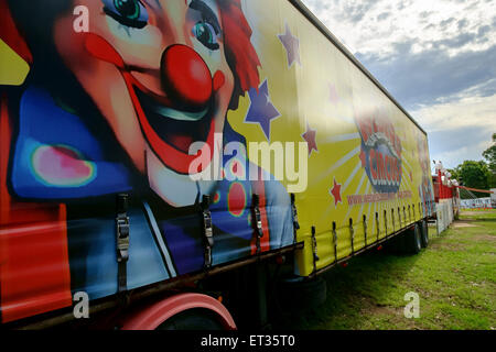 Webers Zirkus kommt in die Stadt Stockfoto