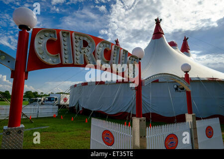 Webers Zirkus kommt in die Stadt Stockfoto