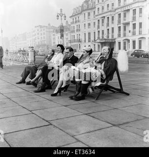 Herr Fred Neil, der die Rolle des Weihnachtsmanns in Brighton spielt speichert. Pflicht-Schuss von ihm genießen seine Mittagessen Zeit Sandwiches und unübliche Sonnenschein an Brighton, East Sussex. 9. Dezember 1953. Stockfoto