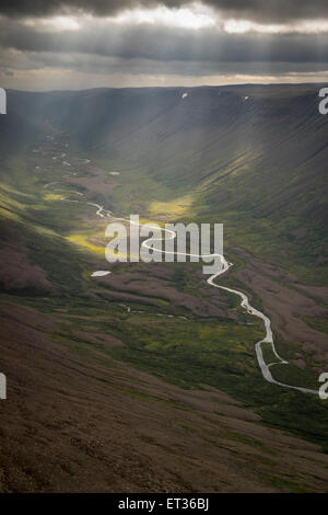 Luftbild der Sonnenstrahlen über Tal und Fluss in Nordirland, Island Stockfoto