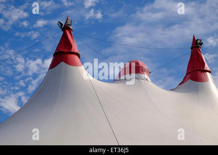 Webers Zirkus kommt in die Stadt Stockfoto