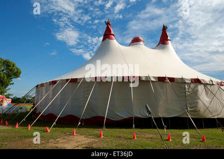 Webers Zirkus kommt in die Stadt Stockfoto