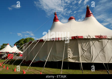 Webers Zirkus kommt in die Stadt Stockfoto