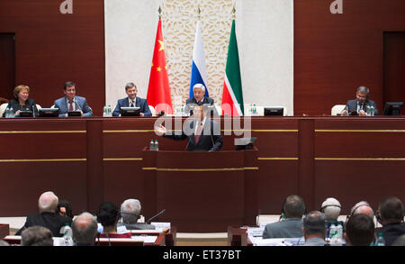 Kazan, Russland. 10. Juni 2015. Zhang Dejiang (C, vorne), Vorsitzender der ständigen Ausschuss von Chinas nationale Menschen des Kongresses, besucht eine Willkommenszeremonie abgehalten vom Parlament der russischen Republik Tatarstan, in Kasan, 10. Juni 2015. © Xie Huanchi/Xinhua/Alamy Live-Nachrichten Stockfoto