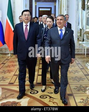 Kazan, Russland. 10. Juni 2015. Zhang Dejiang (L, vorn), Vorsitzender der ständigen Ausschuss von Chinas nationale Menschen des Kongresses, trifft sich mit Rustam Minnikhanov (R, vorne), Präsident der russischen Republik Tatarstan, in Kazan, Russland, 10. Juni 2015. © Li Tao/Xinhua/Alamy Live-Nachrichten Stockfoto