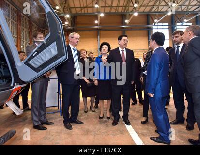 Kazan, Russland. 10. Juni 2015. Zhang Dejiang (C), Vorsitzender des ständigen Ausschusses China des nationalen Volkskongresses, Besuche der Kazan Hubschrauber-Fabrik in Kazan, Russland, 10. Juni 2015. © Li Tao/Xinhua/Alamy Live-Nachrichten Stockfoto