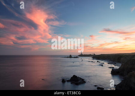 Seestück bei Sonnenuntergang. Leuchtturm an der Küste, Pigeon Point Lighthouse, Pacific Coast, Kalifornien, USA Stockfoto