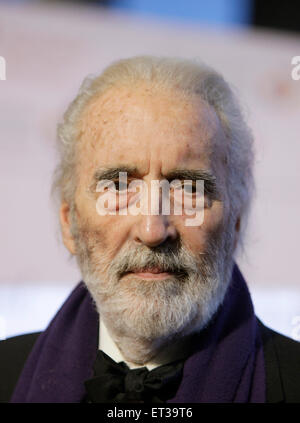 Datei - Datei Bild datiert 13. März 2010 zeigt britische Schauspieler Sir Christopher Lee als er für den Steiger-Award-Verleihung in der Jahrhunderthalle in Bochum, Deutschland kommt. Foto: Rolf Vennenbernd/dpa Stockfoto