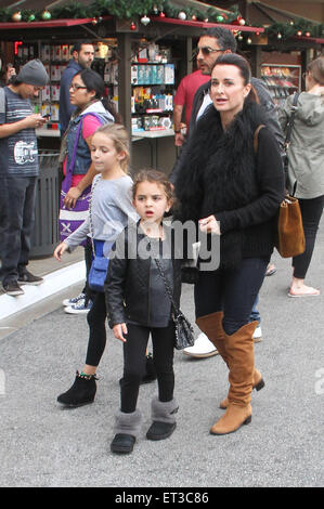 Kyle Richards nimmt ihre Familie einkaufen bei The Grove mit Hollywood: Kyle Richards wo: Los Angeles, California, Vereinigte Staaten von Amerika bei: 7. Dezember 2014 Credit: WENN.com Stockfoto