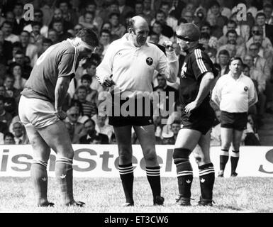 Walisischen Rugby Union Final - Neath 14-13 Llanelli. Ref Les Peard spricht mit Kapitäne Phil Davies und Kevin Phillips. 6. Mai 1989. Stockfoto
