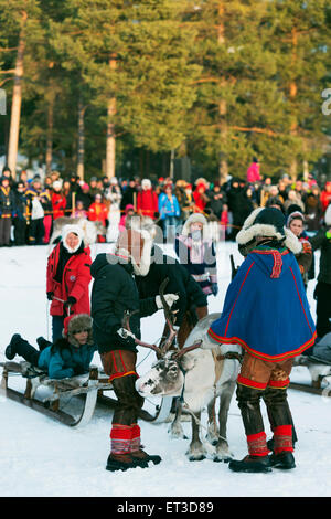 Arctic Circle, Lappland, Skandinavien, Schweden, Jokkmokk, Menschen Sami im Winter Markt Festival, Rentierrennen Stockfoto