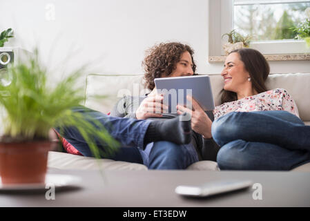 Paar mit digitalen tablet zu Hause, München, Bayern, Deutschland Stockfoto