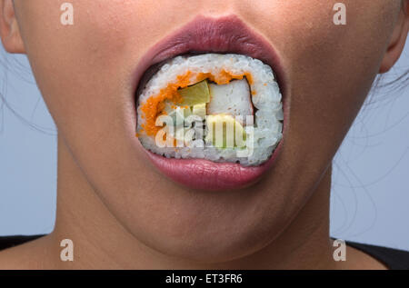 Frau Sushi, Sushi in ihrem Mund-Essen Stockfoto