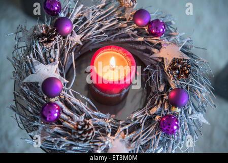 Dekorative Adventskranz mit brennenden Kerzen, Bayern, Deutschland Stockfoto