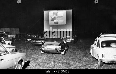 Fahren Sie im Kino, in Landwirt Swinburne Kuhweide mit Silos im Hintergrund, Kühe muhen und ein Bonus für Gönner, die Chance, einen Beutel mit Kartoffeln für 90p kaufen. Organisiert von der Runde Tabling von Stanley.  17. September 1974. Zwanzig Autos aufgedreht, Stockfoto