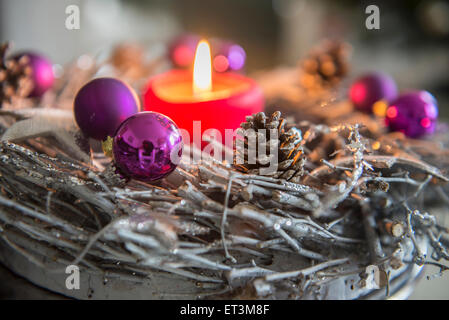 Dekorative Adventskranz mit brennenden Kerzen, Bayern, Deutschland Stockfoto